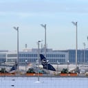 Las tripulaciones del aeropuerto limpian la nieve y el hielo en Munich, Alemania, el martes 5 de diciembre de 2023. El aeropuerto de Munich suspendió temporalmente las operaciones de vuelo el martes por la mañana debido a la lluvia helada mientras el clima frío continuaba en la región. (Foto AP/Matthias Schrader)