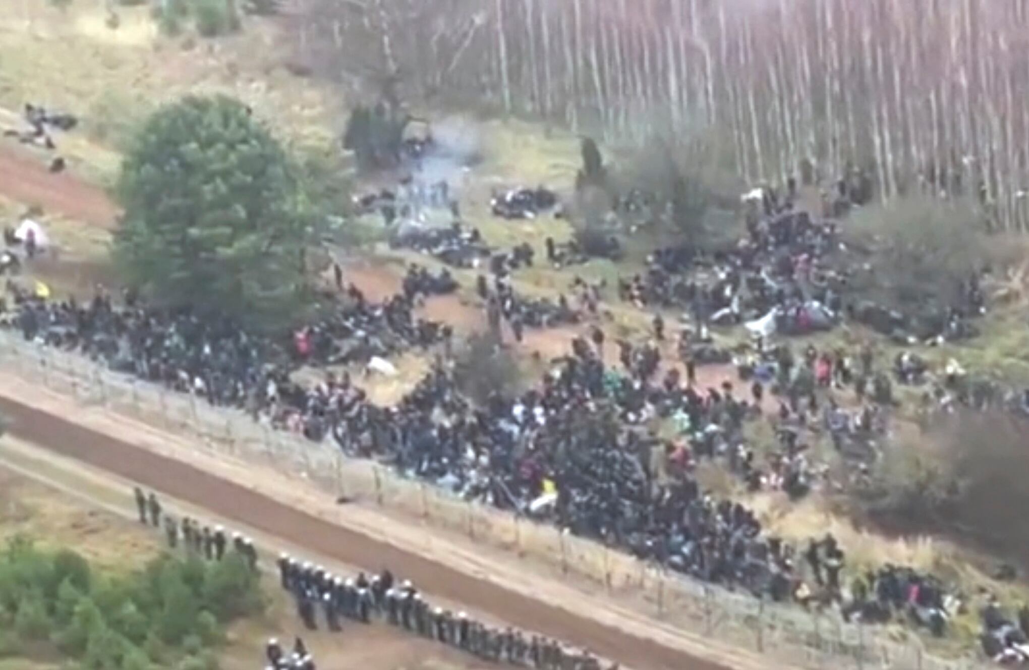 Cientos de migrantes intentan cruzar desde el lado bielorruso de la frontera con Polonia cerca de Kuznica Bialostocka.