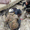 Equipos de rescate siguen con la esperanza de encontrar supervivientes bajos los escombros, tras el sismo en Turquía y Siria.