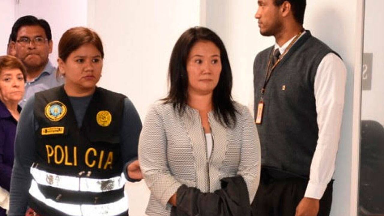 La Fiscalía ordenó el miércoles detener a Keiko Fujimori, lideresa del partido Fuerza Popular. Un juez la acusa de recibir dinero de Odebrecht para financiar sus campañas presidenciales en 2011 y en 2016.