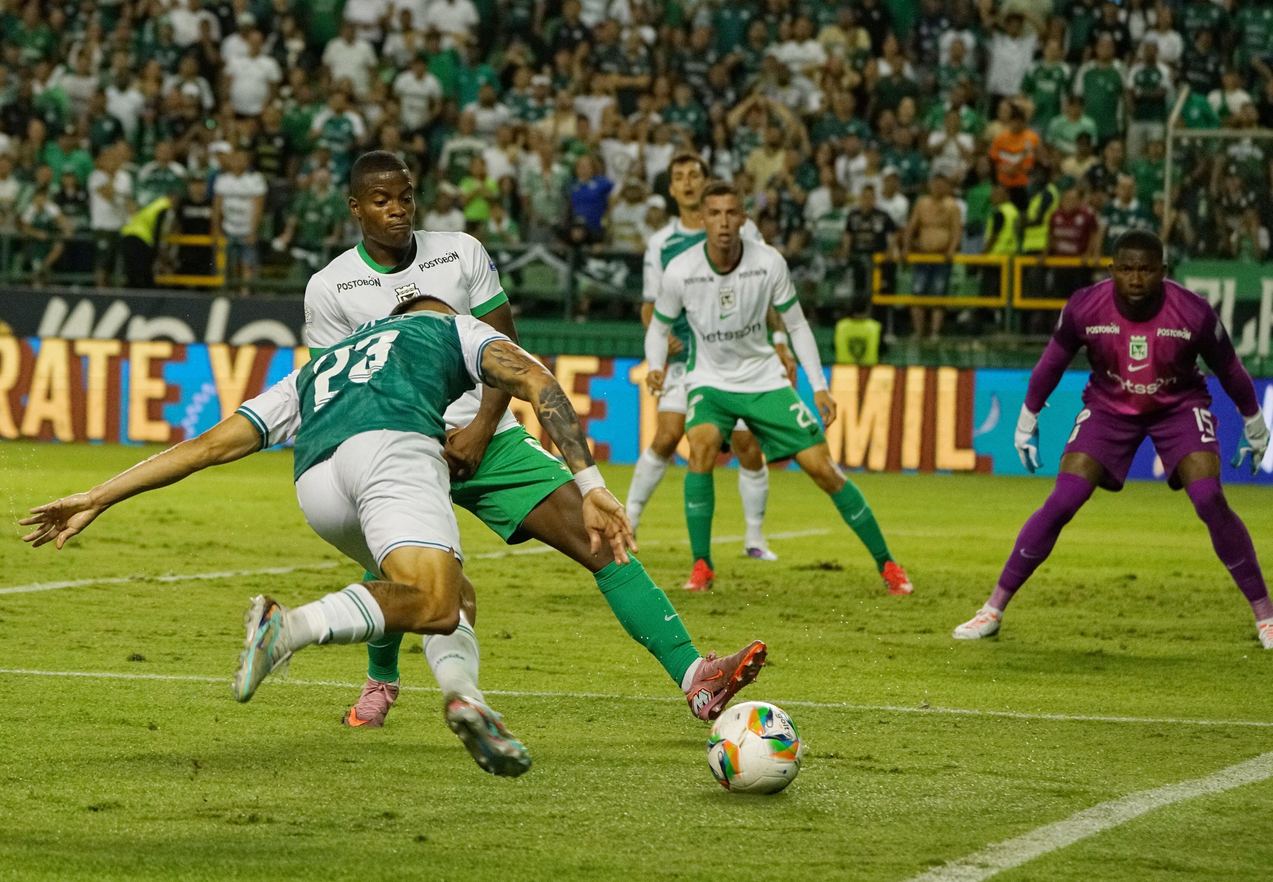 El Deportivo Cali jugó uno de los partidos de la fecha ante Atlético Nacional por la séptima jornada de la Liga Betplay en el estadio de Palmaseca. El cuadro ‘azucarero’ ganó 1-0 y se volvió a meter dentro de los ocho. Foto Jorge Orozco
