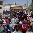 Los palestinos desplazados por la ofensiva aérea y terrestre israelí en la Franja de Gaza huyen de partes de Khan Younis tras una orden de evacuación del ejército israelí para abandonar la parte oriental de la segunda ciudad más grande de la Franja de Gaza, el lunes 22 de julio de 2024.