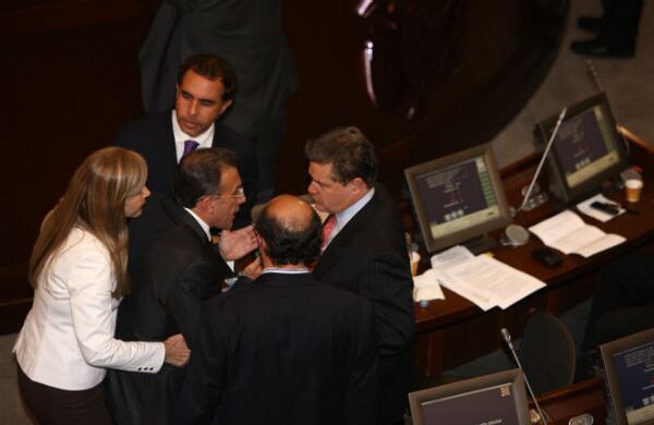 La pelea de la jornada. Juan Carlos Vélez (der.) intenta poner como claúsula al proyecto que no se conceda vocvería política a ninguno de los miembros de la guerrilla. La propuesta atentaba contra la naturaleza del proyecto. Roy Barreras intenta convencerlo, testigos de la discusión Armando Benedetti, Dilian Francisca Toro y Juan Lozano.  