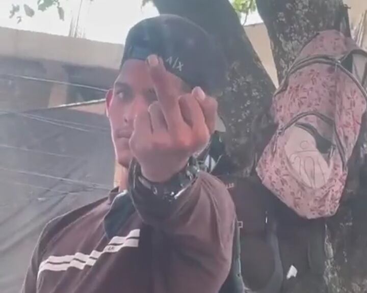 Limpiavidrios ataca a conductor, porque no quiso acceder a sus servicios.