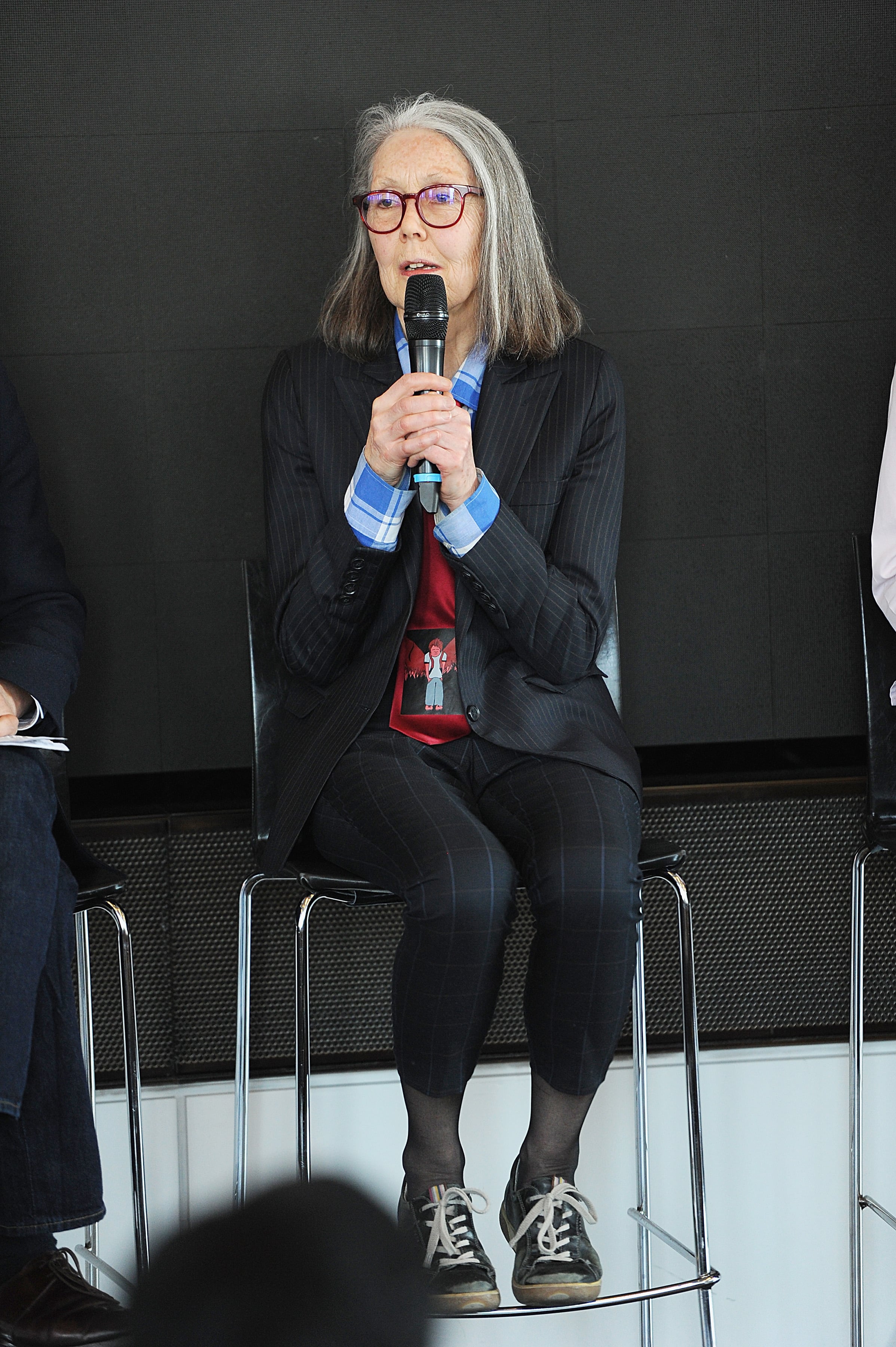 La autora Anne Carson habla en el escenario durante el anuncio de los siete primeros encargos de la temporada inaugural de 2019 de The Shed, el 6 de marzo de 2018 en la ciudad de Nueva York.