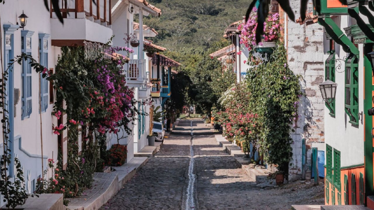 Sus calles empedradas y casas coloniales generan la ilusión de ser una población antigua.