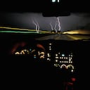 Una de las recomendaciones es la de disminuir la velocidad y estar atento a cualquier cambio de las condiciones climáticas.