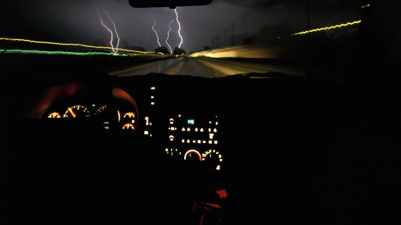 En caso de lluvia, una de las recomendaciones es la de disminuir la velocidad y estar atento a cualquier cambio de las condiciones climáticas.