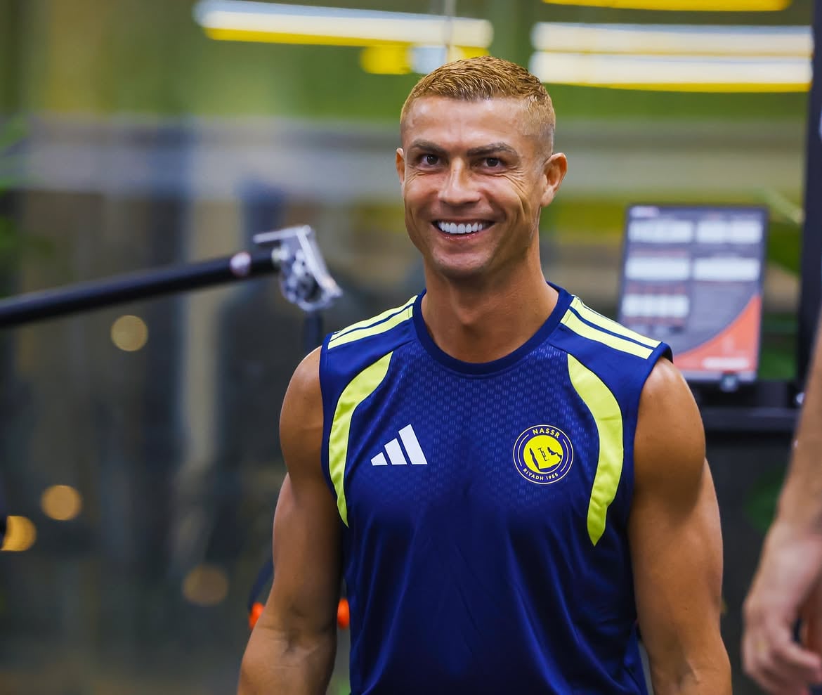 Cristiano Ronaldo estrenando look con el Al-Nassr de Arabia Saudita.