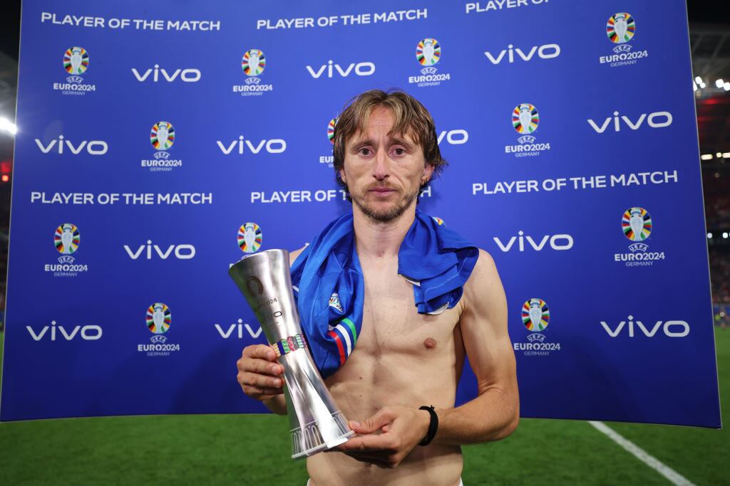 LEIPZIG, ALEMANIA - 24 DE JUNIO: Luka Modric, de Croacia, posa para una foto con el premio Vivo Player of the Match después del partido de la fase de grupos de la UEFA EURO 2024 entre Croacia e Italia en el estadio de fútbol de Leipzig el 24 de junio de 2024 en Leipzig, Alemania. (Foto de Boris Streubel - UEFA/UEFA vía Getty Images)