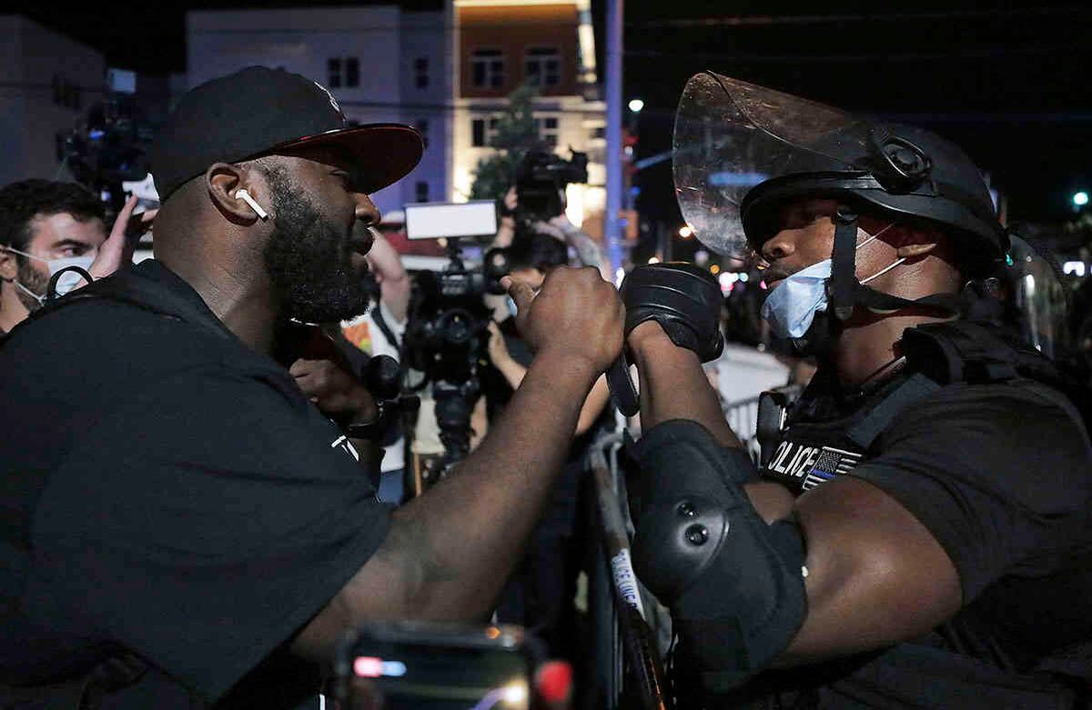 Esta escena corresponde a las protestas en Minneapolis por la muerte de George Floyd, un afrodescendiente, en Minesota.  Foto del 28 de mayo. Floyd murió a manos de un policía blanco. Foto: Patrick Lantrip/Daily Memphi vía AP