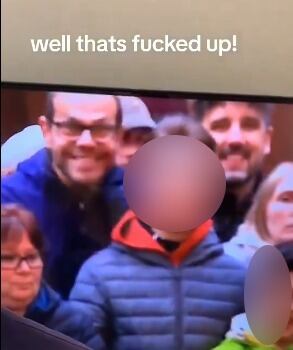 Tras darse cuenta de que fue registrado por la cámara, el hombre paralizó su rostro y luego sonrió.