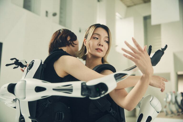 Japoneses diseñan prótesis de brazos mecánicos con IA