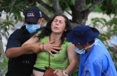 Flor Hilda Hernández vio por última vez a su hijo Elkin Gustavo el 13 de enero de este año. Vivían en una casa pobre de Ciudad Bolívar, en el sur de Bogotá. Durante todo este tiempo lo buscó incansablemente hasta que este jueves 25 de septiembre, luego de haber viajado durante 10 horas por tierra hasta Ocaña, en Norte de Santander, confirmó la horrible noticia de que su hijo, de 25 años, había muerto a los dos días de su desaparición. (Foto: Édgar Cusgüen Olarte- Cortesía La Opinión