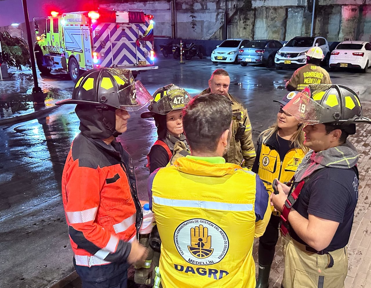 Bomberos atienden la emergencia registrada en un edificio de Medellín.