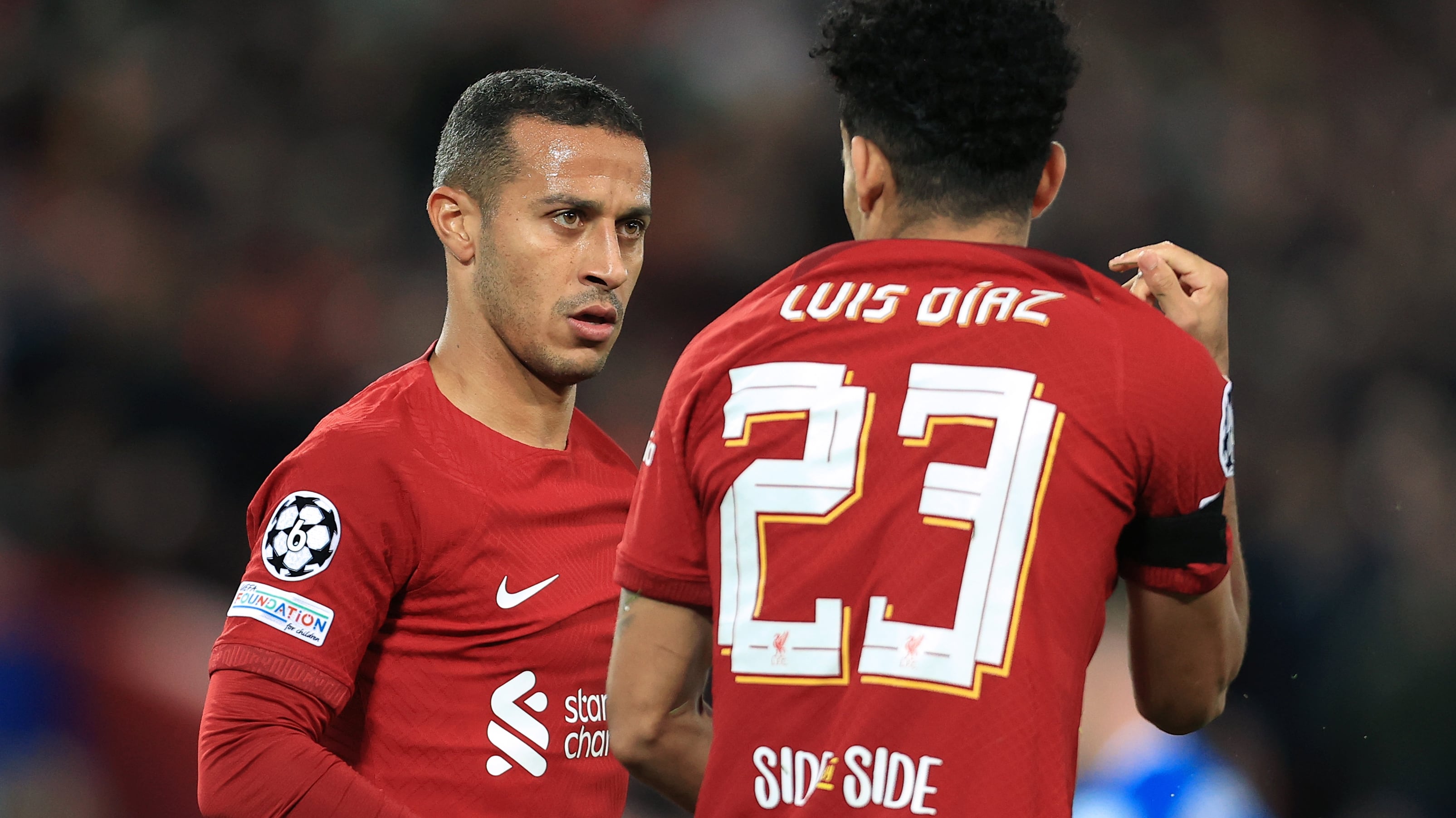 Luis Díaz y Thiago Alcantara del Liverpool durante el partido de Champions League contra el Rangers.