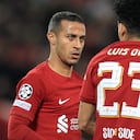 Luis Díaz y Thiago Alcantara del Liverpool durante el partido de Champions League contra el Rangers.