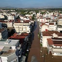 El agua cubre las calles de un suburbio tras unas lluvias de récord en Larissa, en la región de Salónica, en el centro de Grecia, el 8 de septiembre de 2023. (AP Foto/Vaggelis Kousioras)