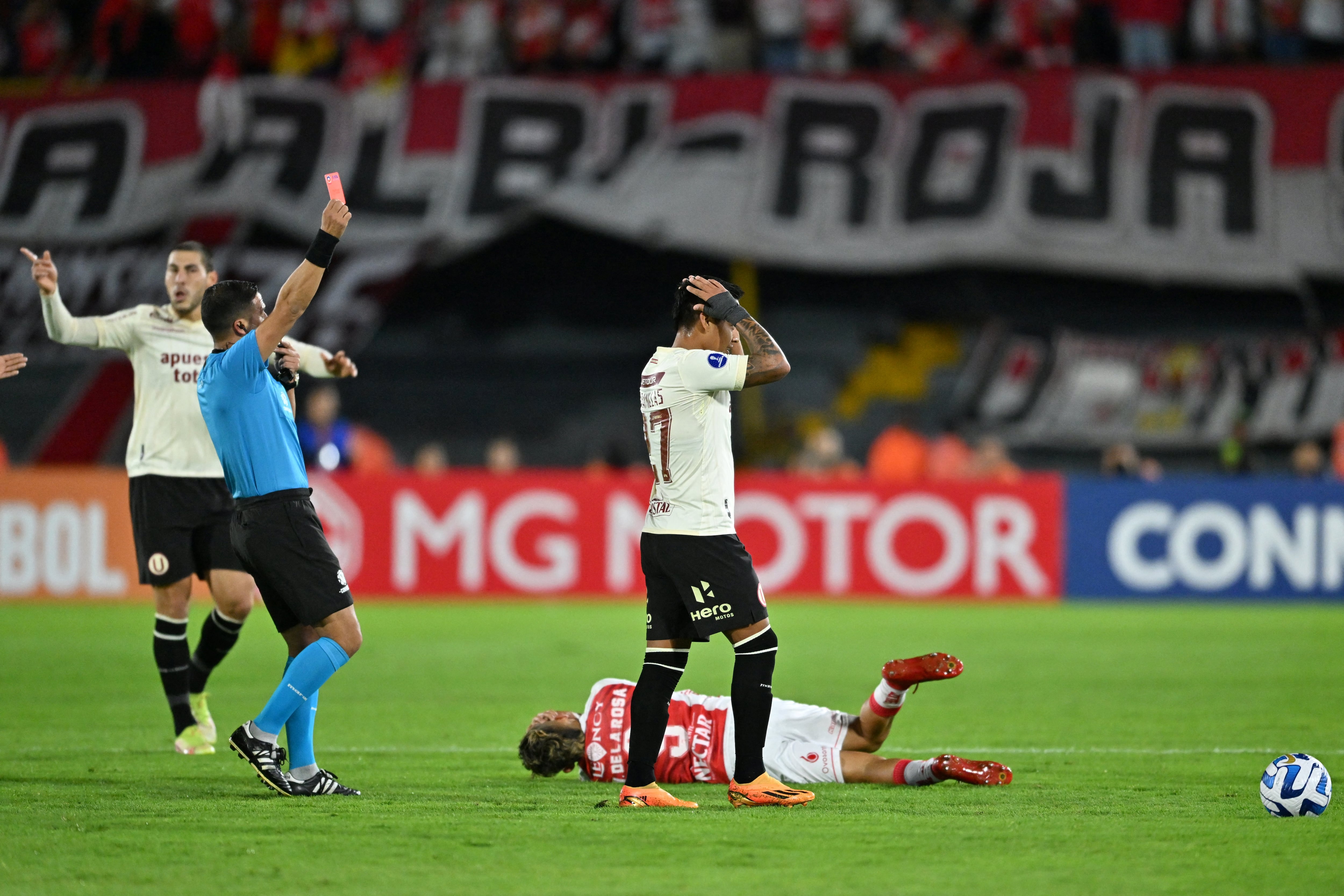 Nelson Cabanillas fue expulsado por fuerte falta sobre De la Rosa.