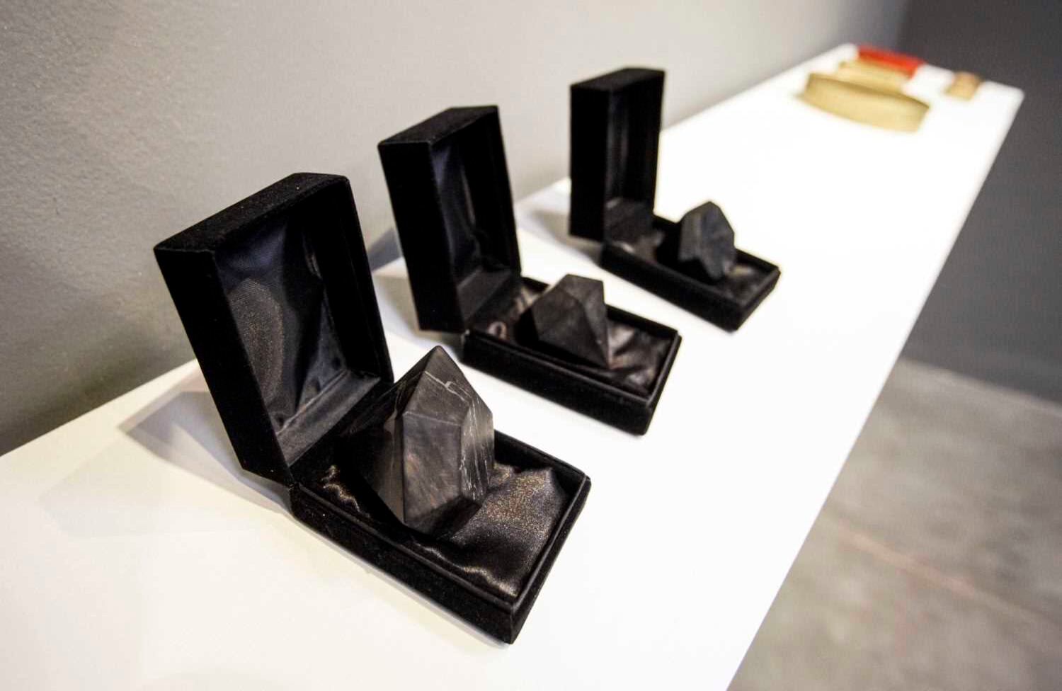 ‘Superman III’ de Francisco Mojica/ “Esta obra es muy graciosa. Tiene ese nombre porque en la película homónima Superman saca un carbón, lo frota y sale un diamante tallado”, recuerda Rueda.