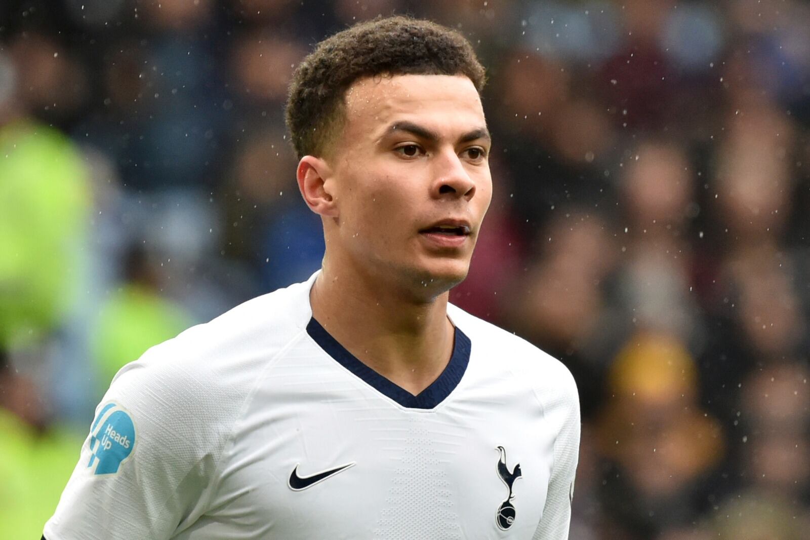 Dele Alli, es un futbolista británico que juega en la posición de centrocampista en el Everton F. C