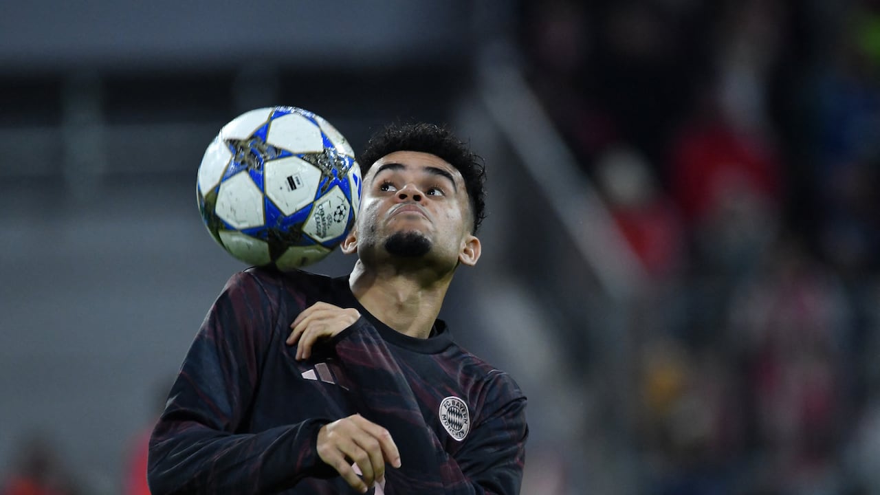 Luis Díaz haciendo juegos con el balón oficial de la Champions League.