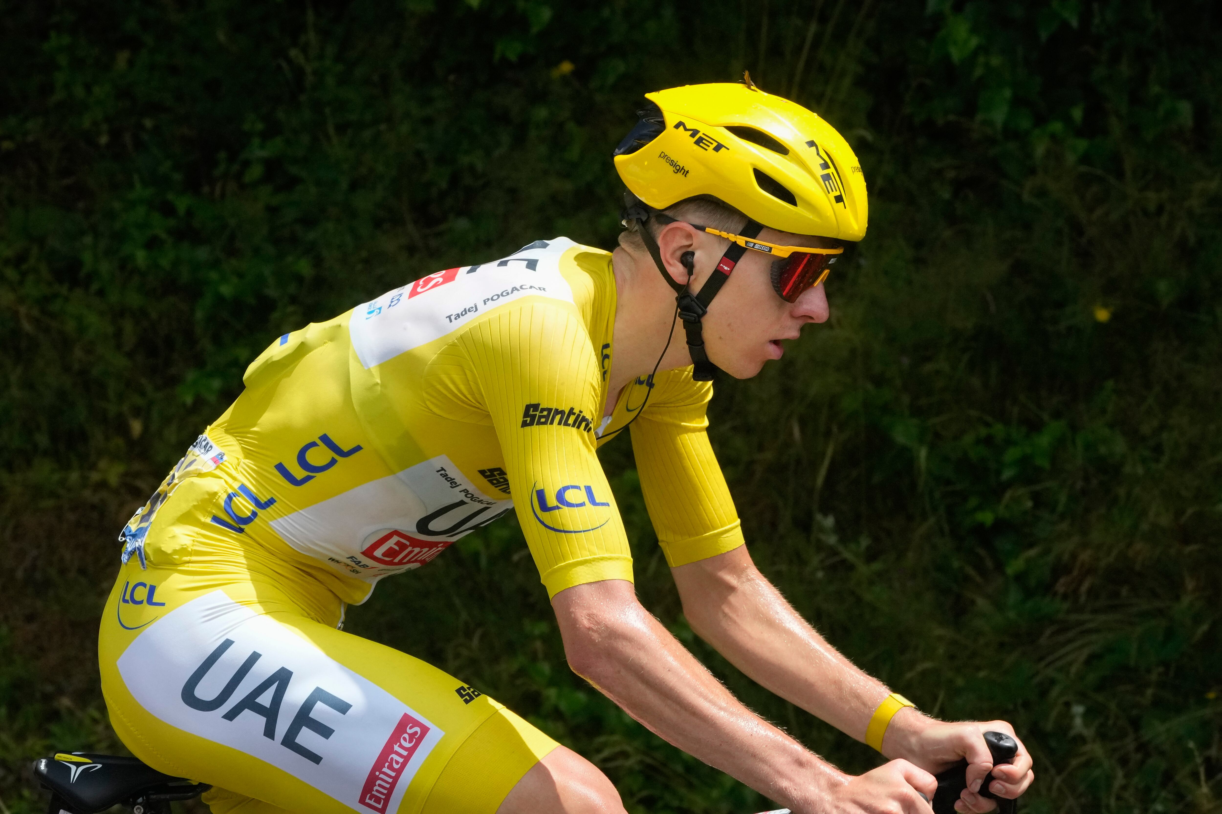 Pogacar portando el maillot amarillo