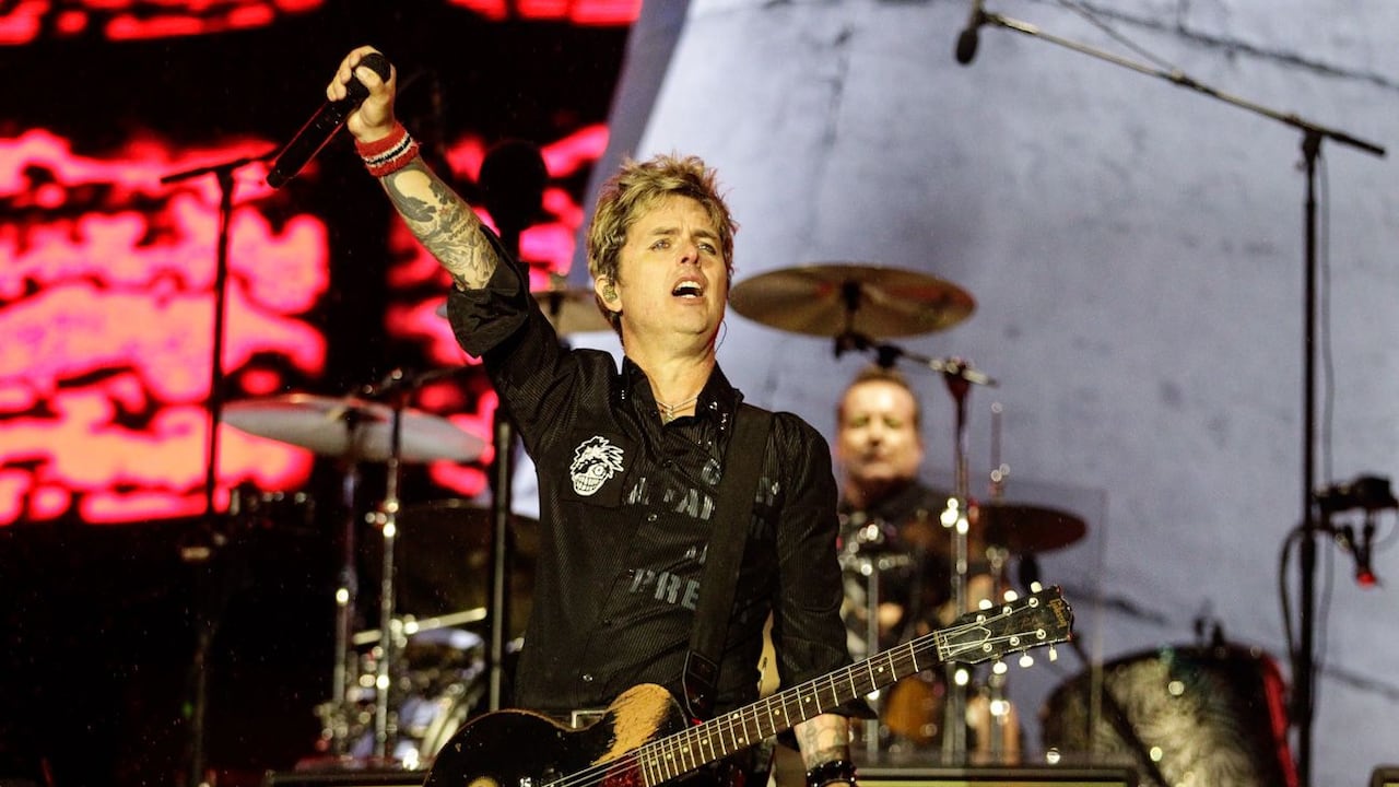 Tras un día inmaculado, soleado y seco, Green Day inauguró el Vive Claro, la noche de 24 de agosto de 2025, Bogotá. Apenas soltaron su primer acorde, Bogotá soltó la lluvia, pero poco importó.