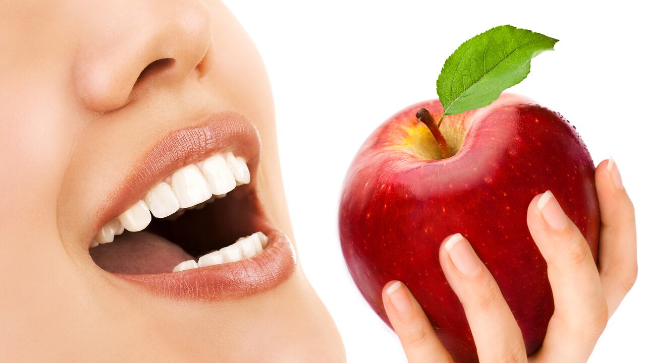 Los dientes de una mujer y una manzana