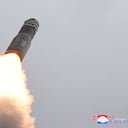El misil balístico intercontinental Hwasong-18 se lanza desde una ubicación no revelada en Corea del Norte. Imagen de referencia, no alude al artefacto en cuestión.