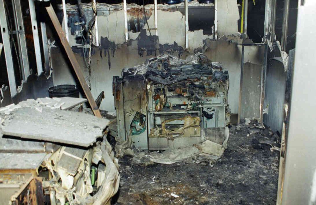 Toma del Interior del edificio que fue golpeado por el avión a nivel del primer piso. Foto: FBI