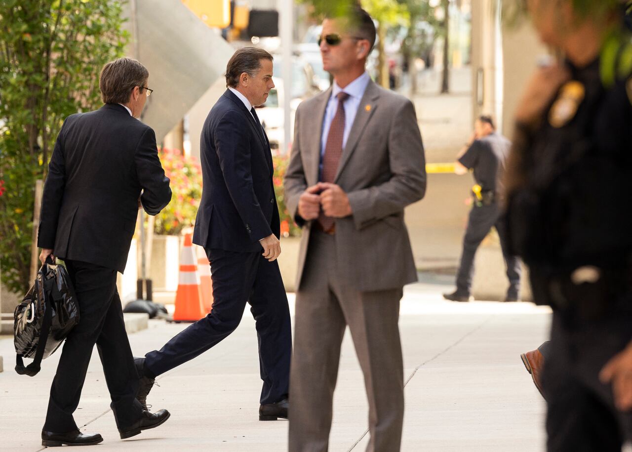 Hunter Biden (2nd L), son of US President Joe Biden, arrives at the J. Caleb Boggs Federal Building in Wilmington, Delaware, on July 26, 2023, to attend a change of plea hearing. Hunter Biden faces two misdemeanor charges for failure to pay taxes. The hearing is also expected to address an agreement between federal prosecutors and Biden to avoid prosecution for a felony charge of illegally possessing a firearm. (Photo by RYAN COLLERD / AFP) / ALTERNATIVE CROP