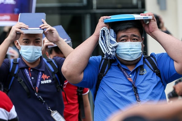 Al momento de evacuar es importante proteger la cabeza y el rostro.