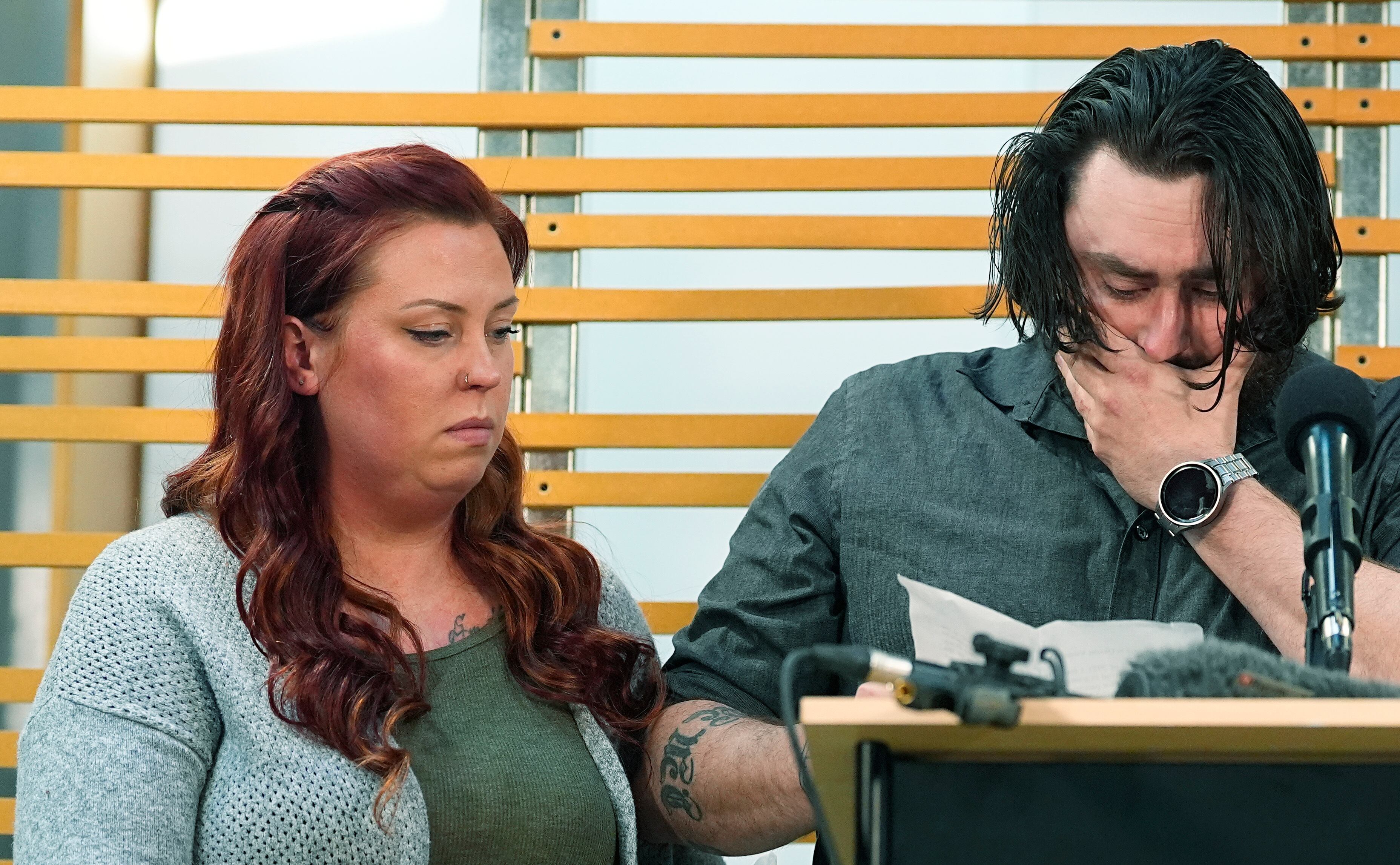 Jessica Vestal, a la derecha, consuela a su esposo, Devon, mientras habla durante una conferencia de prensa para anunciar planes de demandar al distrito escolar de Littleton, Colorado, por abuso sufrido por sus hijos autistas mientras viajaban en autobús a clase, el martes 9 de abril.