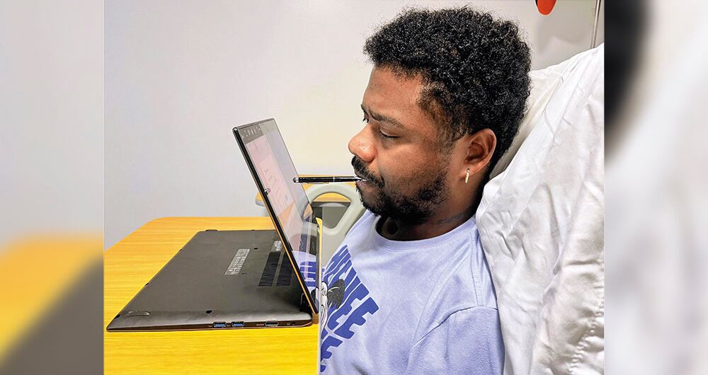 Desde un hospital en el occidente de la capital, Hurtado se debate entre la emoción de contar sus historias y una avasalladora depresión asociada a su situación de cuadripléjico desahuciado. 