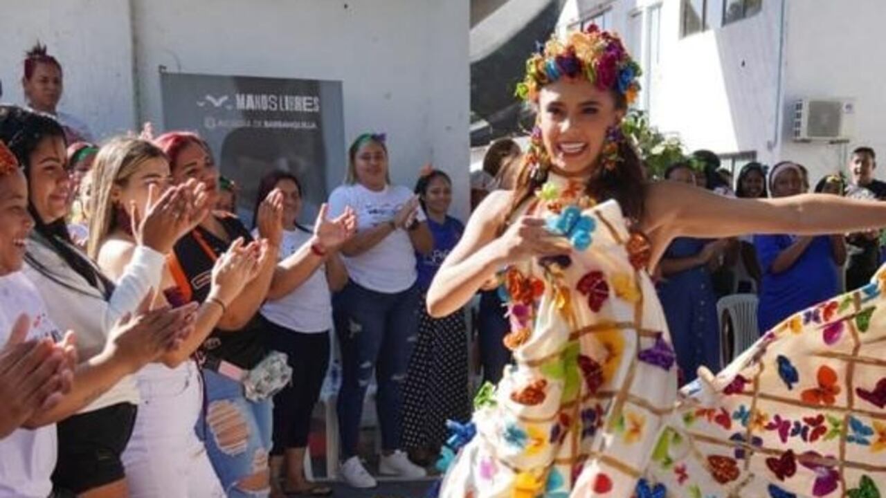 Las internas del Centro De Rehabilitación Femenino El Buen Pastor, hicieron un vestido que lucirá la reina en una reunión con el presidente de la República.