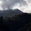 View of the Purace volcano emitting smoke in Purace National Natural Park, Cauca department, Colombia taken on November 29, 2025. The Colombian Geologic Service (SGC) raised the alert level for the Purace volcano from yellow to orange on November 29, 2025, given the increased likelihood of an eruption affecting indigenous communities and farmers in the surrounding area. (Photo by Richard Quintero / AFP)