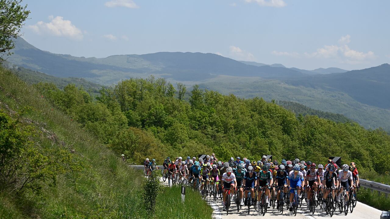 El pelotón en Giro de Italia 2022 - Foto: AP