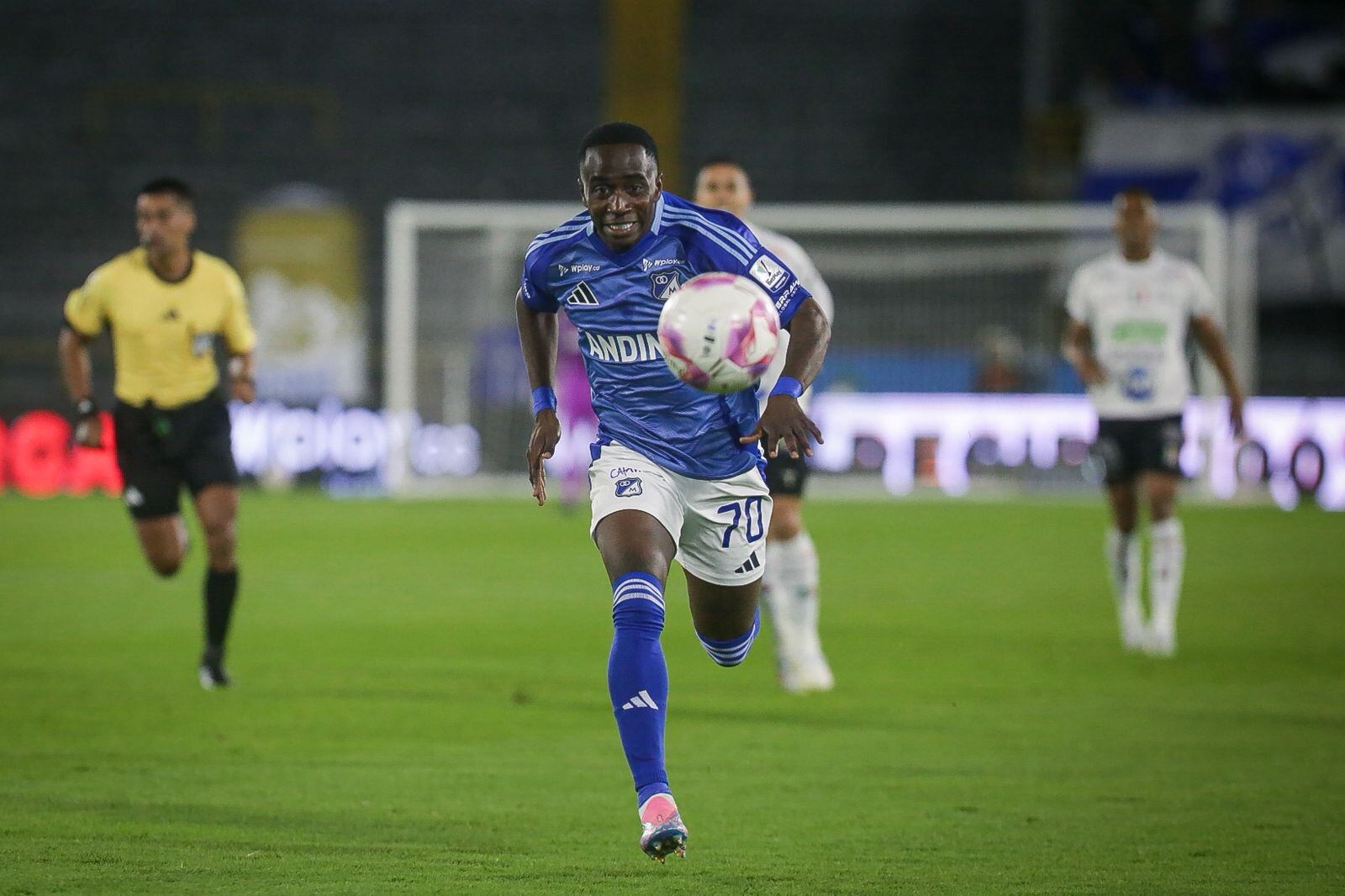 Edwin Stiven Mosquera, jugador de Millonarios, disputa un balón en el partido ante Once Caldas.