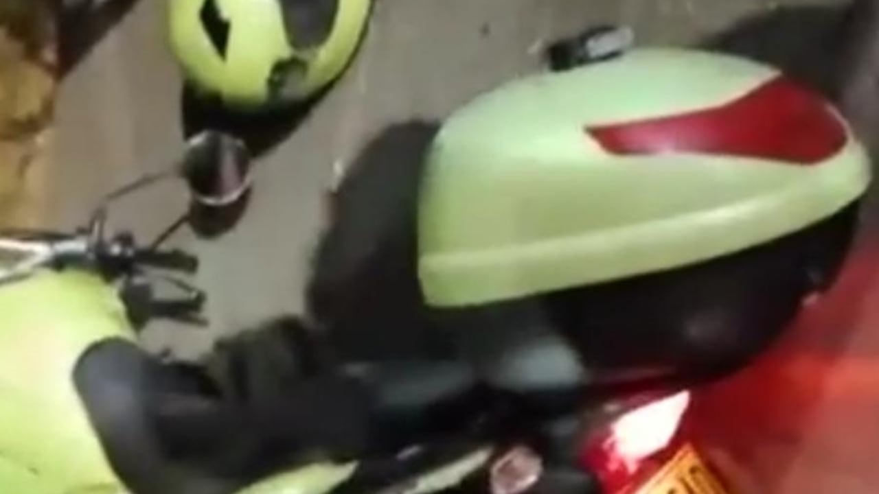 Esta es la motocicleta en la que se movilizaban los dos uniformados heridos.