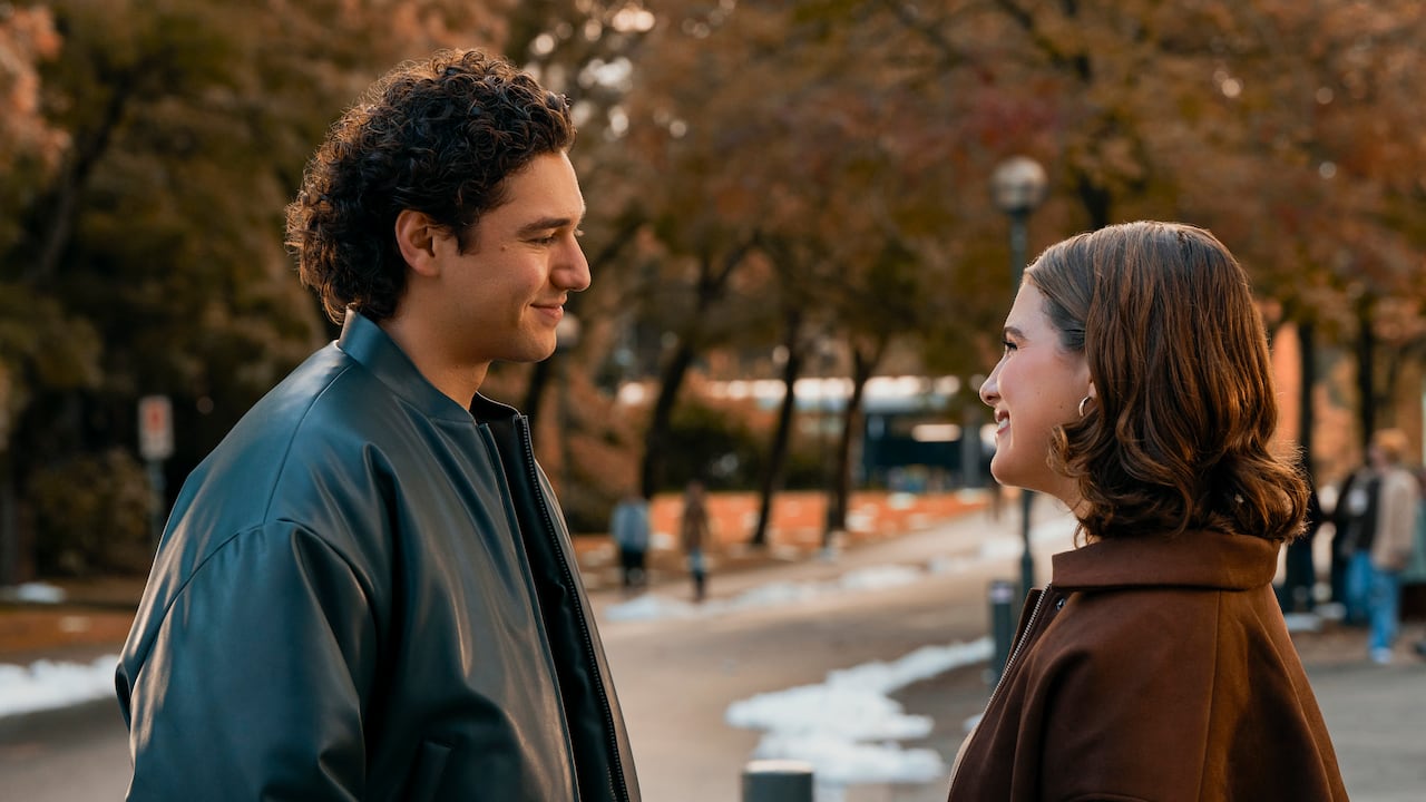Garrett Graham (Belmont Cameli) and Hannah Wells (Ella Bright) en 'Off Campus'.