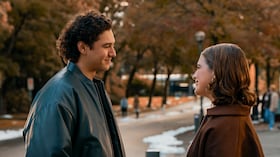 Garrett Graham (Belmont Cameli) and Hannah Wells (Ella Bright) en 'Off Campus'
Foto: Liane Hentscher / Prime
© Amazon Content Services LLC