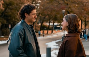 Garrett Graham (Belmont Cameli) and Hannah Wells (Ella Bright) en 'Off Campus'
Foto: Liane Hentscher / Prime
© Amazon Content Services LLC