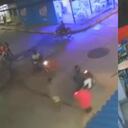 Los sujetos intentan huir en moto, pero son alcanzados por vecinos.