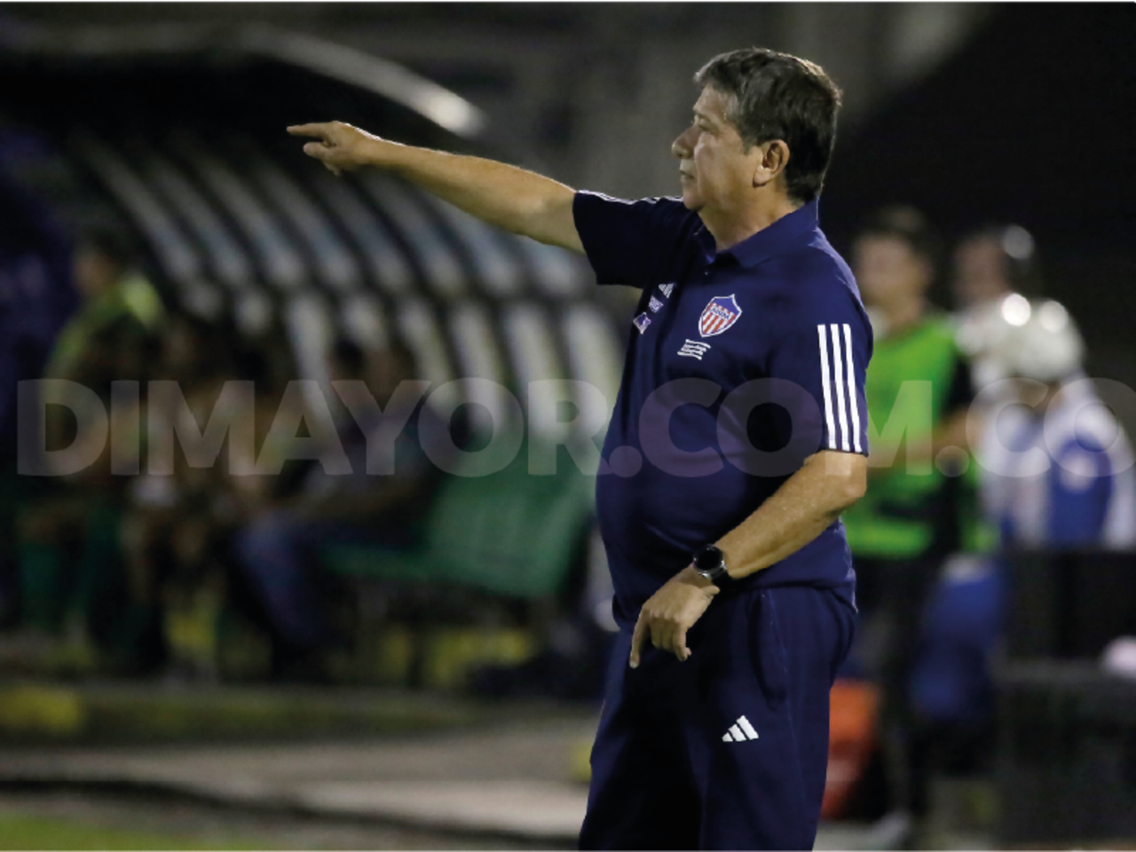 El 'Bolillo' Gómez dando instrucciones en la línea