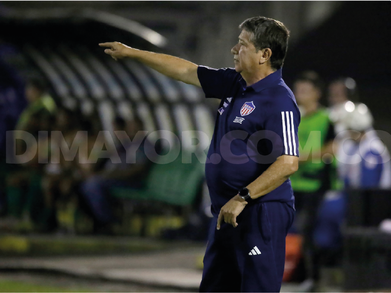 El 'Bolillo' Gómez dando instrucciones en la línea