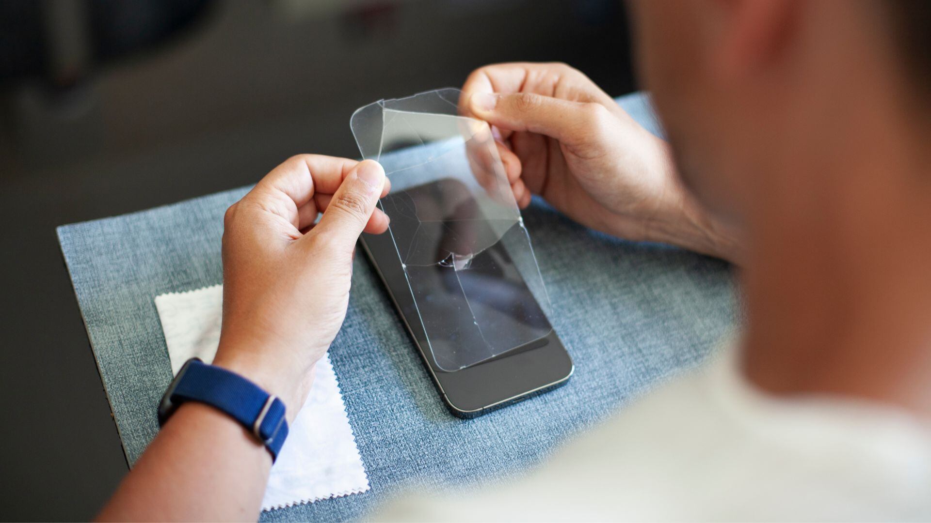 La pantalla del celular puede sufrir daños tras fuertes golpes.