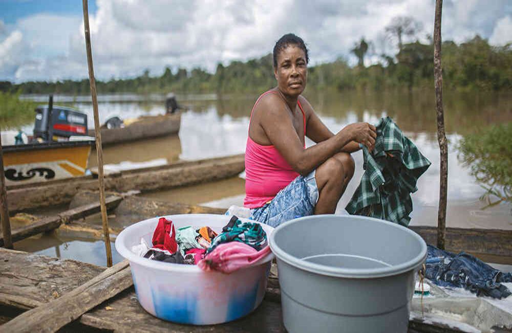 Ya pasaron 44 años desde la primera vez que la mamá de Edilma Valencia la llevó a lavar ropa al río por primera vez. Para quitar las manchas usa el manduco, una herramienta de manera que "afloja la mugre bastante".
