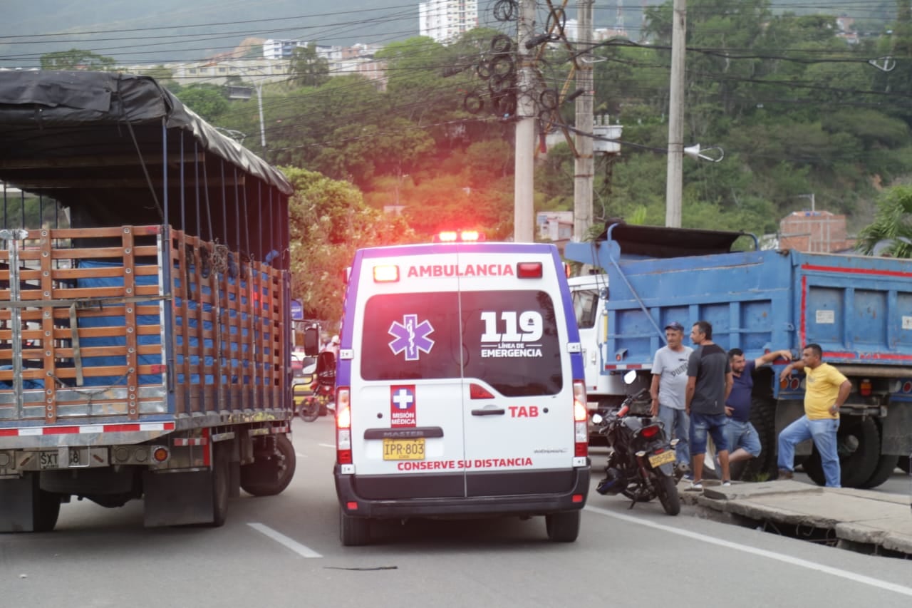 Bloqueos en el sector del Barrio El Palenque, en la via que comunica Bucaramanga con el Aeropuerto Internacional Palonegro, también se bloquea la zona industrial y se restringe la movilidad de cerca de 250 mil habitantes que viven en el municipio de Girón, Norte de Santander
