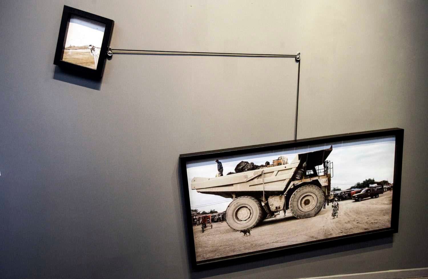 ‘Mujer Wayúu cargando Caterpillar 779’ de Julián Santana/ Para Hernández en esta obra “el artista visibiliza la escala que hay entre el tamaño de una Caterpillar que saca carbón ante la figura de una india Wayúu. Es una alegoría a la fuerza de las mujeres que protegen su comunidad”.  